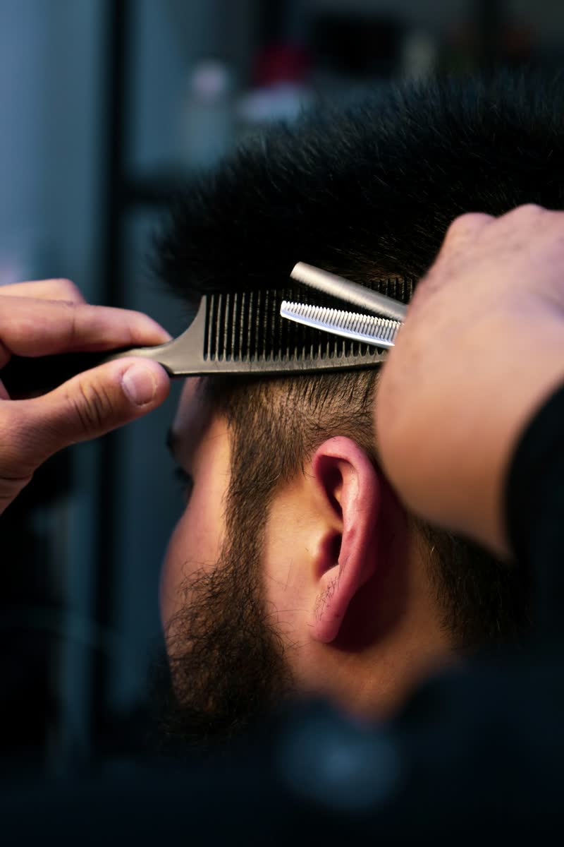 Detalhe do corte com pente e tesoura